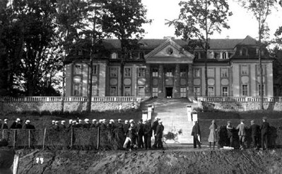 14 - Angetreten zur Bootstaufe vor dem Leissiener Schloss.jpg