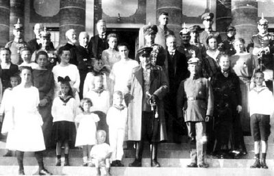 15 -  Generalfeldmarschall von Hindenburg und hohe Militaers mit der Familie von Boddien auf der Schlossterrasse Leissienen.jpg