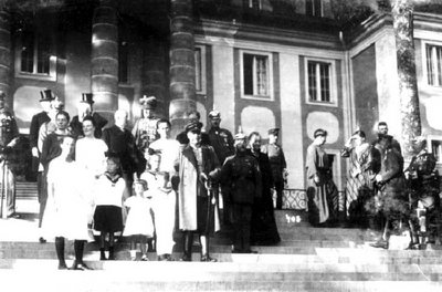 16 -  Generalfeldmarschall von Hindenburg auf der Terrasse Schloss Leissienen.jpg