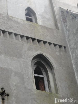 Окна южной стены башни