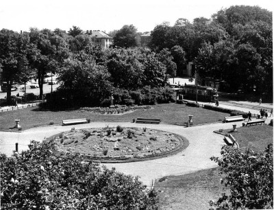 Вид на сквер возле входа в парк Калинина. Калининград 1965 г.