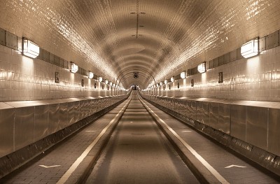 800px-Alter_Elbtunnel_Hamburg_menschenleer.jpg