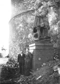 Памятник герцогу Альбрехту после штурма Кёнигсберга у стен Замка