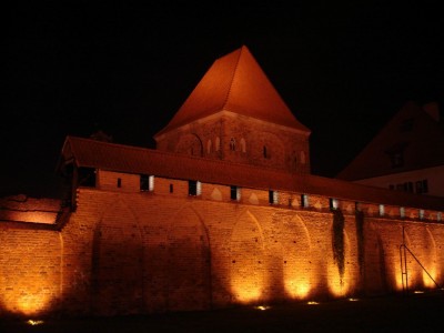 29. Ночной вид на городскую стену и башню Данцкера замка.