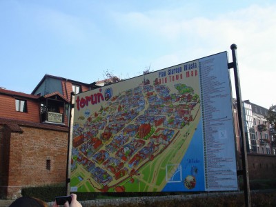 31. План города Торунь на стенде около средневековой оборонительной стены.
