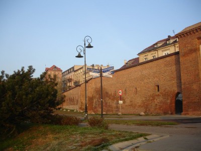 32. Средневековая оборонительная стена в южной части города.