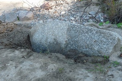 Памятный камень с  надписью на морском берегу