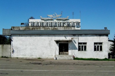 Das alte Kaliningrader Flughafenterminal in Chrabrovo (dt. Powunden), Foto 2006.jpg