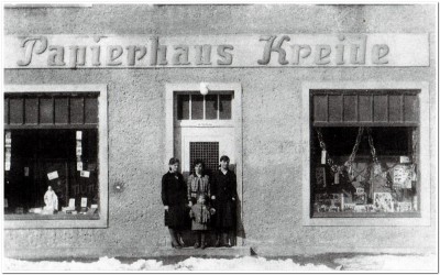 Не буду переводить  , поймете сами :<br />Das bekannte Papierhaus Kreide hatte Filialen in Schillen, Breitenstein, Altenkirch und Schmalleningken.