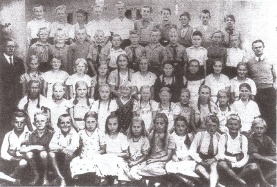 Учащиеся школы  в 1930-1931 с преподавателем Ramm (слева) и Recker (справа)