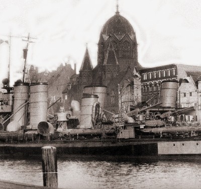 Кенигсберг. Военный корабль на фоне синагоги