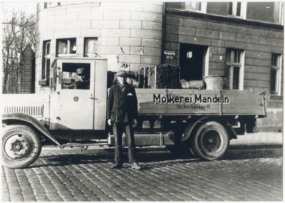 Neuhausen Kr. Samland, Farenheitstraße 21-22, LKW Molkerei Mandeln.jpg