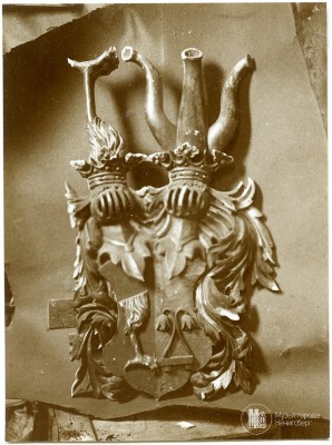 Резной герб из кирхи Арнау. Фото ок. 1900 года..jpg