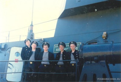 &quot;Братва&quot; на фоне таблички &quot;Пограничный сторожевой корабль Калининград&quot;, 1996г.