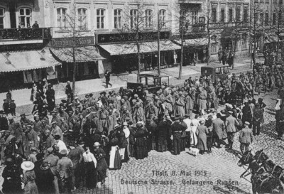 Deutsche_Str_gefangene_Russen_Pawlowski_Tilsit_1915.jpg