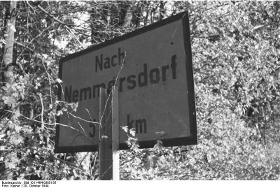 Bundesarchiv_Bild_101I-464-0385I-35,_Nemmersdorf_(Ostpreußen),_Wegweiser.jpg
