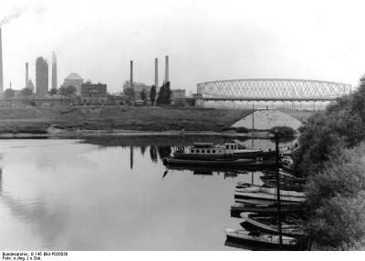 Bundesarchiv_B_145_Bild-P026038,_Tilsit,_Zellstoff-Fabriken_an_der_Memel.jpg