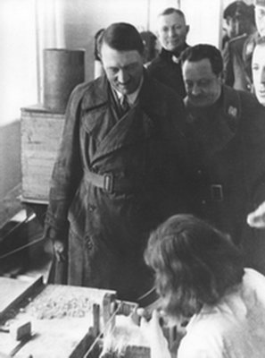 NSDAP, D - in Königsberg bei einem Besuch der Staatlichen Bernstein-Manufaktur während einer Rundfahrt durch Ostpreussen.jpg