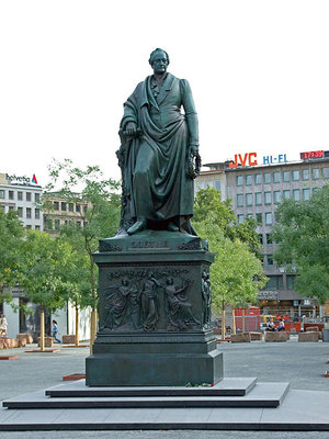 Памятник во Франкфурте