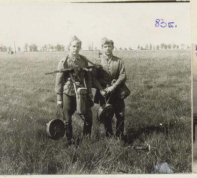 Полевые занятия , фотография  бывалых вояк , зубров военного дела .