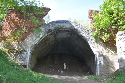 Подход окружен насыпью и рвами с водой. Сзади - глухая бетонная стена.