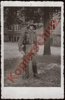 Feldgrauer Stahlhelm M 18 Kaserne Insterburg.jpg