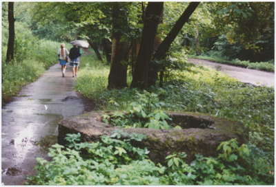 Franz-Seldte-Weg, Ecke Adolf-Hitler-Weg, Blick nach Nordost, Fundament der Lidfaßsäule.jpg