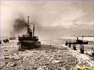 Eisbrecher Ostpreussen in der Schleuseneinfahrt. Verm. Winter 1955 - 56..jpg