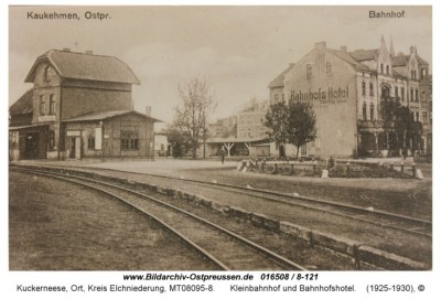 Kleinbahnhof_und_Bahnhofshotel.jpg