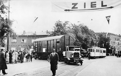 ist nun im ostpreußischen Königsberg ankässlich der Ostmesse unterwegs. Sogar die Straßenbahn muss dem ungewöhnlichen Gespann die Vorfahrt gewähren lassen.jpg