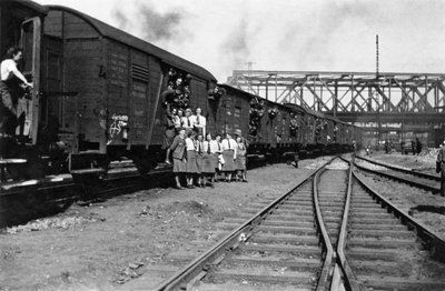 Ein Truppentransport in Begleitung weiblicher Luftwaffenhelferinnen wartet in Königsberg auf die Abfahrt in eine ungewisse Zukunft im Osten..jpg