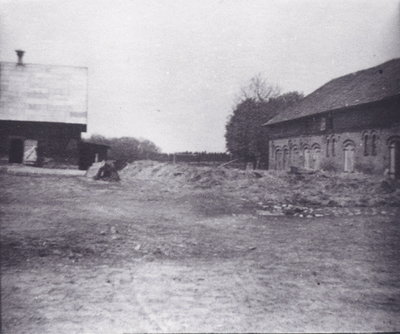 Landkeim Kr. Samland, Gutshof, rechts Kuhstall mit Miste, links Schweinestall 1943.jpg
