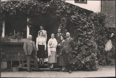 Landkeim Kr. Samland, Pächterfamilie Friedrich Brilling (ganz rechts) 1936 Eigentümer Graf Lehndorf Preyl. Pächter Friedrich Brilling..jpg