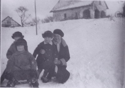 Landkeim Kr. Samland, Rodelvergnügen am Schmiedeberg 1928-29 Personen Die Geschwister Friedrich, Georg und Wilhelm Brilling (von links).jpg