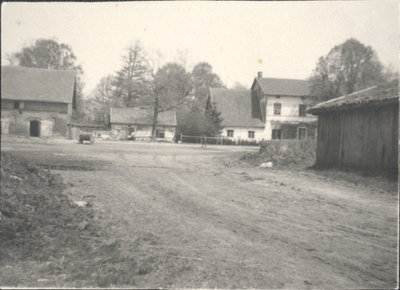Landkeim Kr.Samland Der Gutshof,aufgenommen von Süden 1943 Wohnhaus rechts, links daneben Geflügelstall, ganz links Pferdestall.jpg