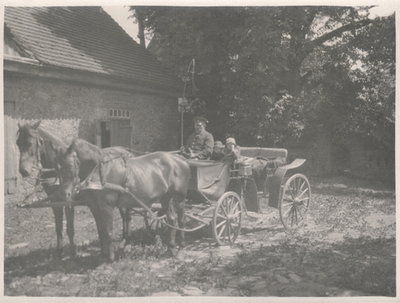 Wargen, Der Landkeimer Kutscher Brisilge mit den Brüdern Friedrich und Georg Brilling vor dem Pfarrhaus 1926.jpg