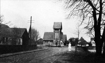 Dorfplatz mit Kirche in Gross Kuren.JPG