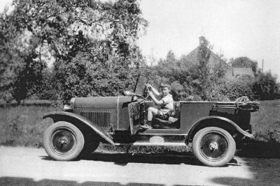 Reinhard Brackel im ersten Langendorfer Auto im Juni  1930