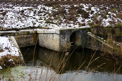 выход<br />основной поток влево и вниз, где уступ, скрыт водой<br />водопропуск р. зеленоградка