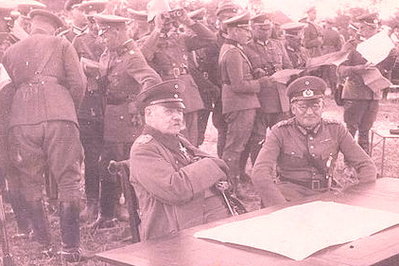 1933[9] 12. September. Manöver der 1. Division bei Waltherkehmen in Ostpreußen. General von Brauchitsch, Reichspräsident von Hindenburg, right is Mr. Bewersorf.jpg