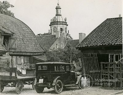 Дворы в Лёбенихте, на заднем плане приходская католическая кирха в Закхайме.jpg