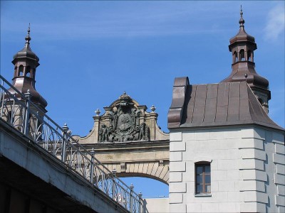 Арка с барельефом королевы Луизы