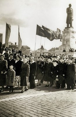 Первомайская демонстрация на Площади Победы. У памятника Сталину. 1949-й год..jpg