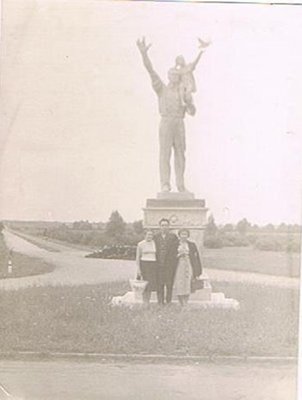 1960 – е года. Пересечение Московского пр- та со въездом на Берлинский мост. В наше время этого памятника уже нет….jpg