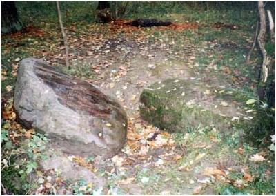 гранитный камень в память о 100 выпускниках Альштадской гимназии, погибших в I Мировую (слева), справа - основание памятника