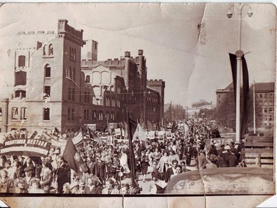 Театральная 1 мая 1959 года. Слева руины пехотной казармы.