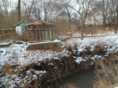 Остаток фундамента явно не под теплицу на берегу ручья . Фото 2013 года.