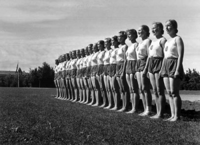 Sport-Appell im Reichsarbeitdienst Arbeitsmaiden in Turn-Uniform auf einer Wiese. Kenigsberg,1938