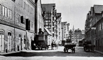 Der Gleisanschluss der Königsberger Hafenbahn führte vom Pillauer Bahnhof zum Hundgatt am Neuen Pregel. Wie Hamburg, Stettin und Danzig besaß Königsberg eine große Speicherstadt.