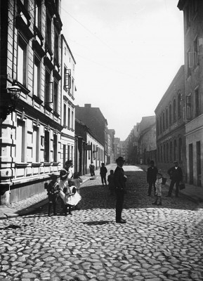 1 Vogelgasse 1-18 und 19-35 vom  Neuer Graben aus bis hin zum Speicher im Sudostteil der Lastadienstrasse.(слева дом 25 по Neuer Graben)